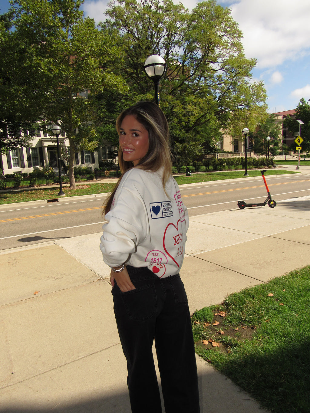 Postcard XOXO Crewneck